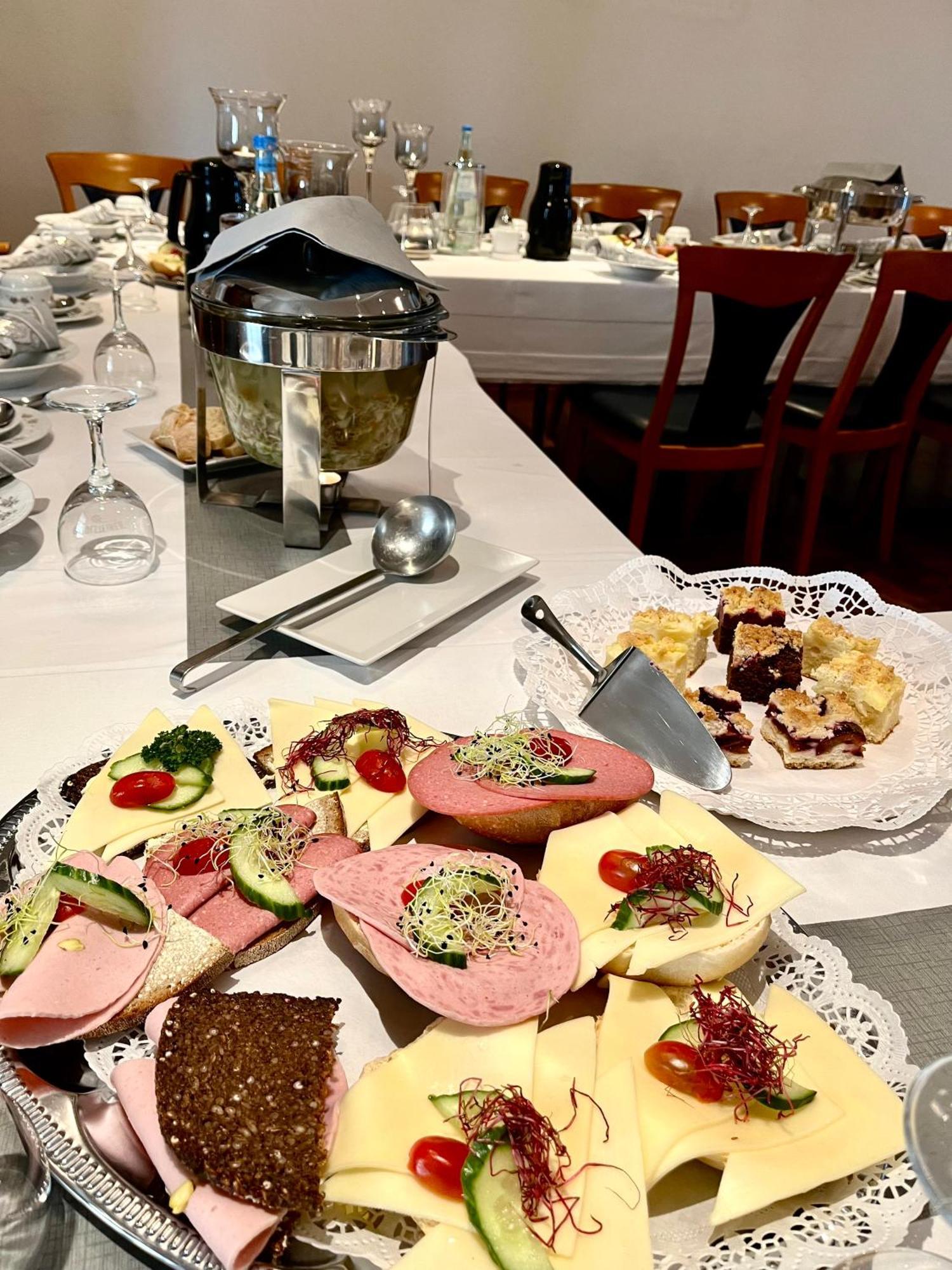 Hotel Zu Den Linden Wachtberg Bagian luar foto