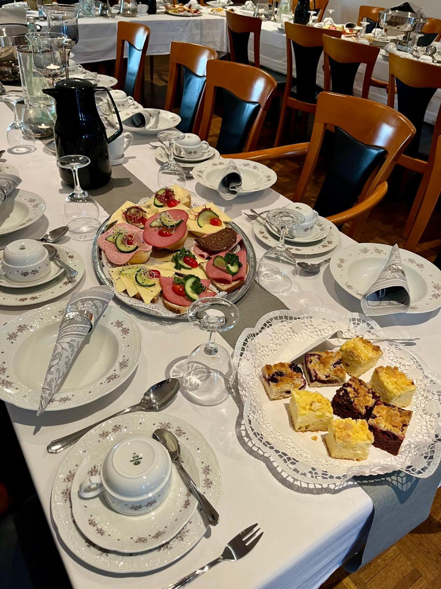 Hotel Zu Den Linden Wachtberg Bagian luar foto