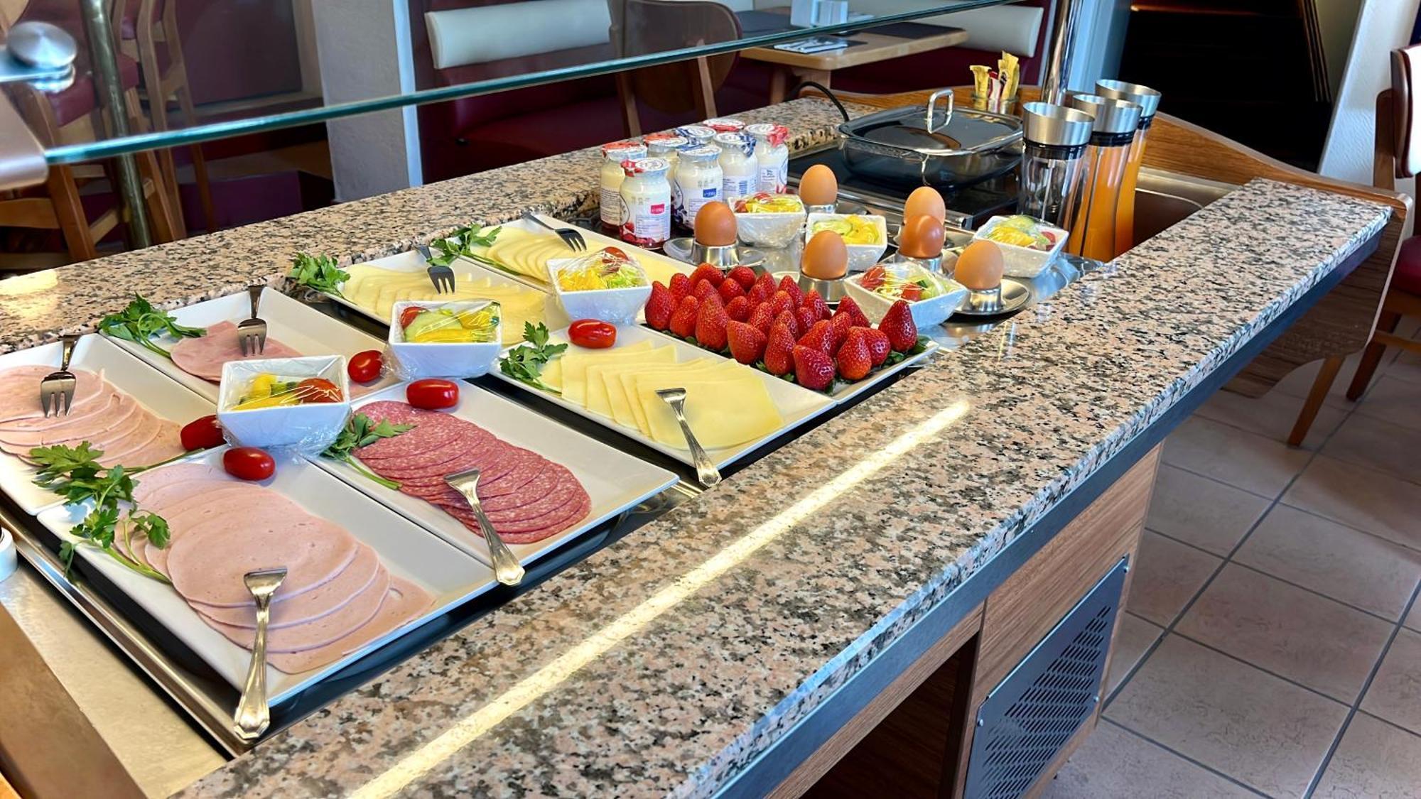 Hotel Zu Den Linden Wachtberg Bagian luar foto